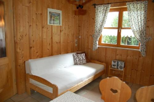 Habitación con cama en habitación de madera en Ferienwohnungen Haus Reineck, en Bayerisch Eisenstein