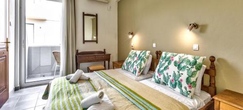 - une chambre avec un lit et une fenêtre dans l'établissement Silver Beach Hotel, à Kardamaina
