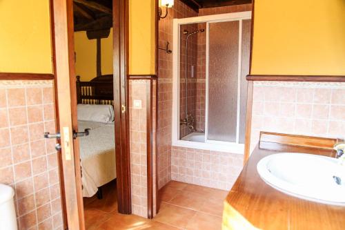 a bathroom with a sink and a shower at La casa del Rollo in Pasarón