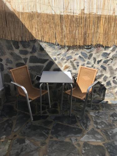 two chairs and a table and a table and two chairs at Casinha da Estrela in Arraiolos