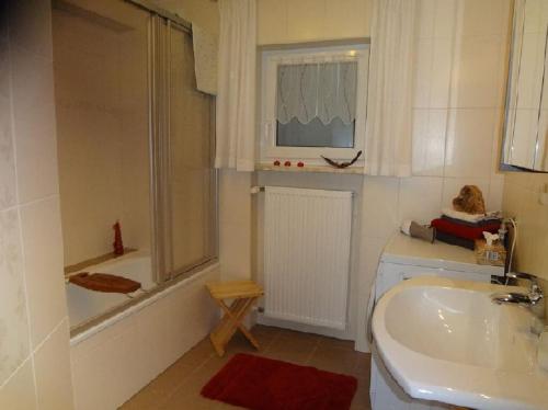 ein Bad mit einer Badewanne, einem Waschbecken und einer Dusche in der Unterkunft Ferienhof Fernblick in Lalling