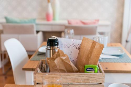 une caisse en bois avec une bouteille sur une table dans l'établissement R3 Service - Five Senses in Coimbra, à Coimbra