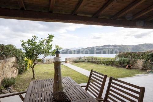 L324 - Bilocale con giardino e vista mare panoramica a Porto Mannu