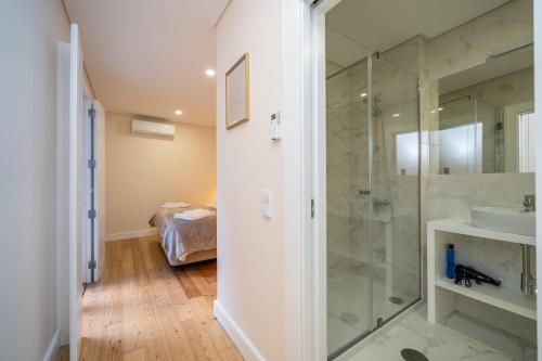 W łazience znajduje się prysznic i umywalka. w obiekcie Formosa Apartments by Amber Star Rent w Porto