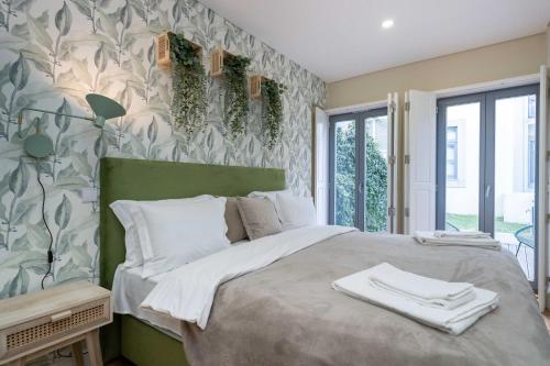 sypialnia z łóżkiem z ręcznikami w obiekcie Formosa Apartments by Amber Star Rent w Porto