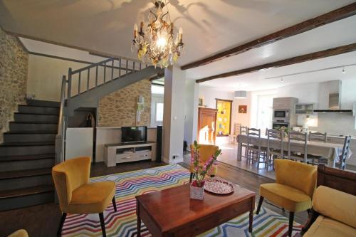 un salon avec une table et des chaises et une salle à manger dans l'établissement Haut quarteron, à Saint-Junien