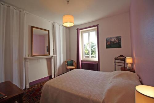una camera con letto e finestra di Haut quarteron a Saint-Junien