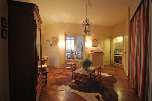 - un salon avec une table et des chaises dans l'établissement La terrasse, à Limoges