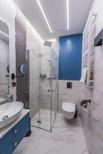 a bathroom with a toilet and a glass shower at Austeria Kazimierska in Kazimierz Dolny