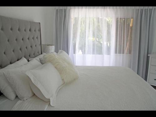 Postel nebo postele na pokoji v ubytování Srvittinivillas Glfv-22 Modernd Villa Central Area Casa de Campo ResortGreat