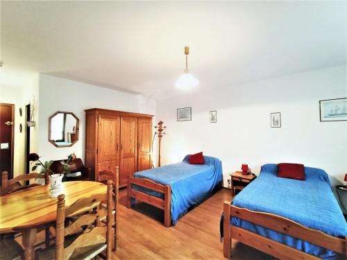- une chambre avec 2 lits, une table et une salle à manger dans l'établissement Studio lumineux et fonctionnel avec balcon et garage, proche centre-ville et thermes à Aix-les-Bains ! - FR-1-555-1, à Aix-les-Bains