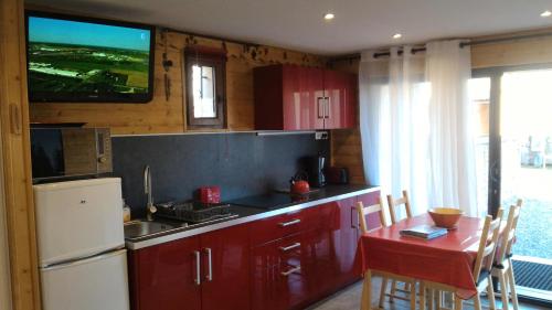 Fotografia z galérie ubytovania Très joli studio de 25m2 dans RDC d'un Chalet. v destinácii Formiguères