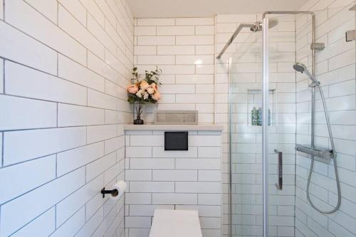 biała łazienka z prysznicem i toaletą w obiekcie Seabreeze Cottage w mieście Walmer