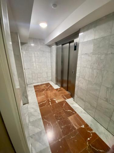 La salle de bains est pourvue de carrelage et d'un ascenseur. dans l'établissement Nice Port , 2BR, 6 Guests, Walk to Beach and Old Town, à Nice