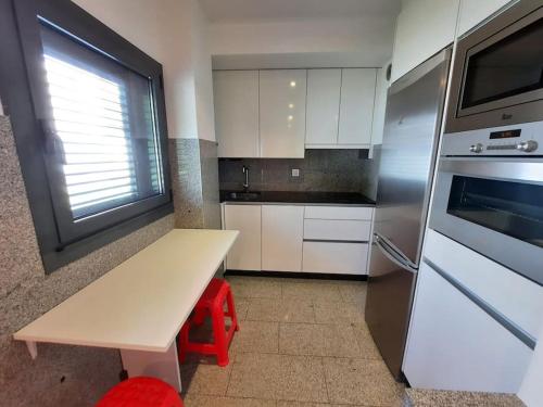 Η κουζίνα ή μικρή κουζίνα στο Sabaris, Baiona, estudio diseño, parking privado, piscina