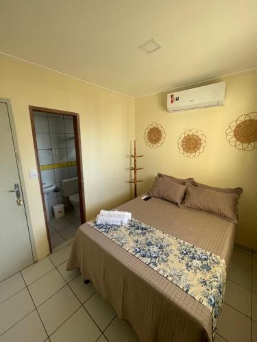 1 dormitorio con 1 cama y baño en Aconchego da Mary, en Maragogi