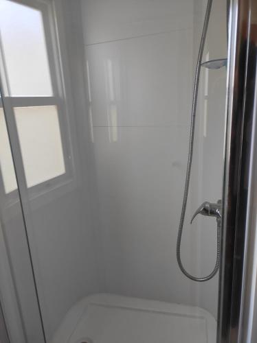 ein Bad mit Dusche, WC und Fenster in der Unterkunft Bungalow Tossa Pelada i Mobil Home Rodell in Fornols