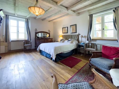 une chambre avec un lit et un canapé dans l'établissement La chaumière, à Varneil