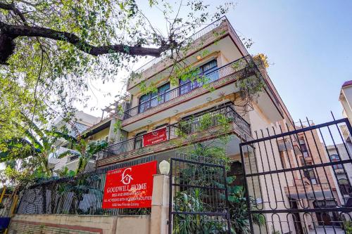 un bâtiment avec un panneau devant lui dans l'établissement FabExpress Goodwill Homes, à New Delhi