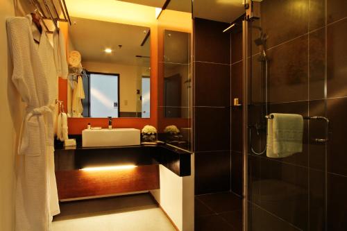 A bathroom at The Harvest Hotel Managed by HII