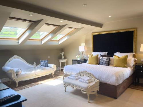 a large bedroom with a large bed and skylights at LakeviewLodge in Wicklow
