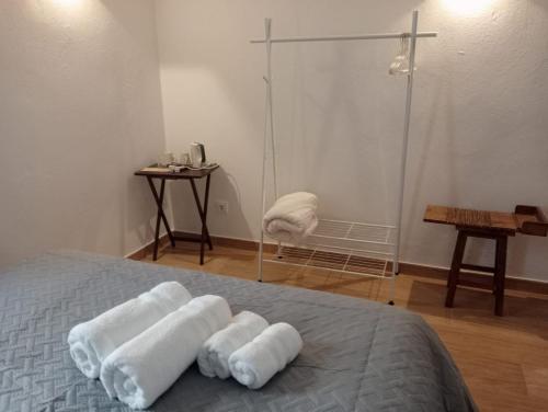 sypialnia z łóżkiem z 3 ręcznikami w obiekcie La posada de Alájar w mieście Alájar