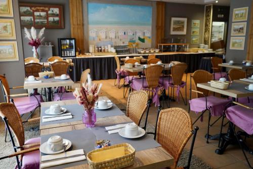 Ein Restaurant oder anderes Speiselokal in der Unterkunft Hotel Prins Boudewijn 