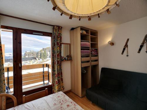a bedroom with a bed and a window with a view at Studio montagne 3 pers aux Menuires, ski aux pieds - FR-1-178-305 in Les Menuires