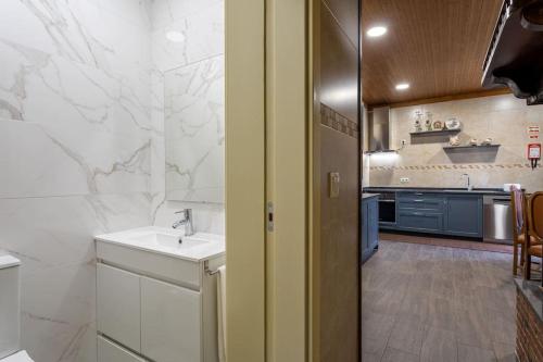 a bathroom with a sink and a counter in a kitchen at Casa dos Mortágua in Fermelã