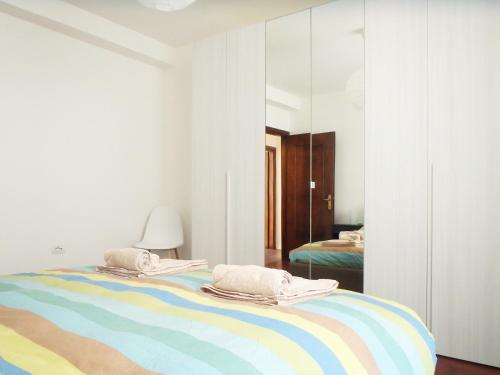1 dormitorio con cama y espejo en Casa Nina en Sondrio