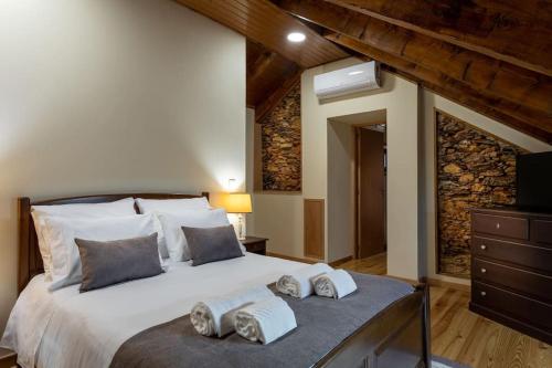 sypialnia z dużym łóżkiem z 2 poduszkami w obiekcie Casa dos Mortágua w mieście Fermelã