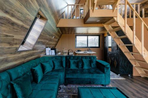 Posezení v ubytování StayVista at The Loft - Pet Friendly Villa with A-Frame Structure, English Interiors, Bonfire