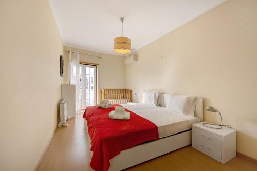 - une chambre avec un grand lit et une couverture rouge dans l'établissement Tourismer Centro 31, à Lagos