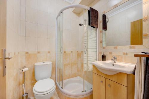 een badkamer met een toilet, een wastafel en een douche bij Tourismer Centro 31 in Lagos