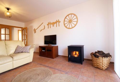 a living room with a couch and a stove at Casa turística Me quedo en el pueblo in Muñana