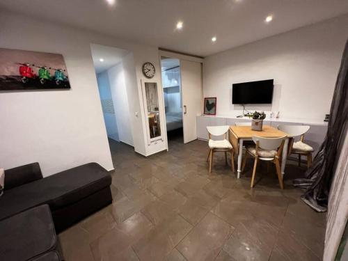 Μια τηλεόραση ή/και κέντρο ψυχαγωγίας στο Great apartment close to plaza de Torres