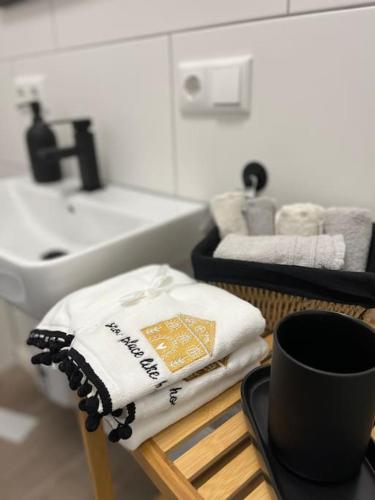 a bathroom with towels on a table next to a sink at Südstrand nahe Eigentumswohnung mit Stil in Wilhelmshaven
