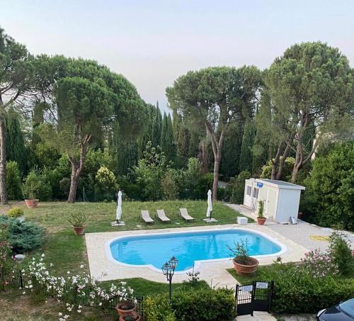 een zwembad in het midden van een tuin bij B&B Castello Machiavelli in Ozzano dell Emilia