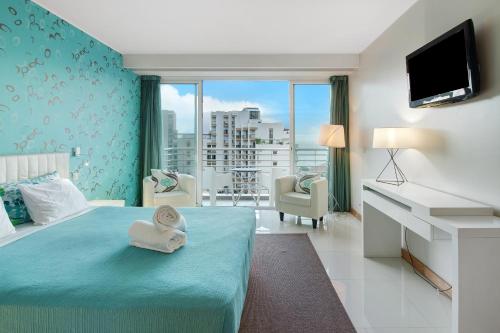 Una habitación de hotel con una cama con toallas. en Dfm Happy Days E - Funchal en Funchal