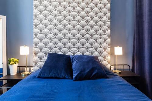 un letto blu con due cuscini blu in una camera da letto di La Bonne Mère-Vue Notre-Dame de La Garde a Marsiglia