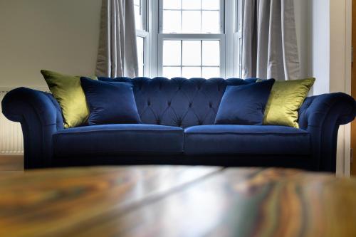 Ruang duduk di The Regent Luxury Pad
