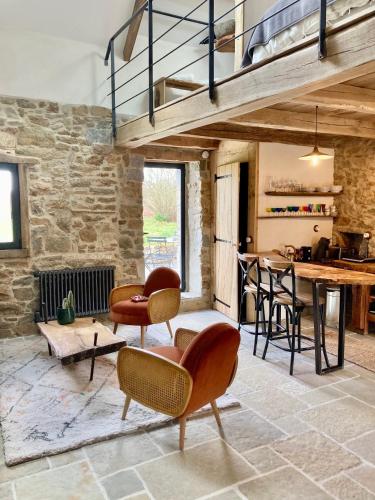 un salon avec des chaises et une table dans l'établissement Le Nid de la Breizhidence, à Combourg