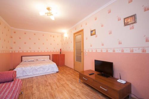 Ein Bett oder Betten in einem Zimmer der Unterkunft Kvartirov Apartment at Surikova