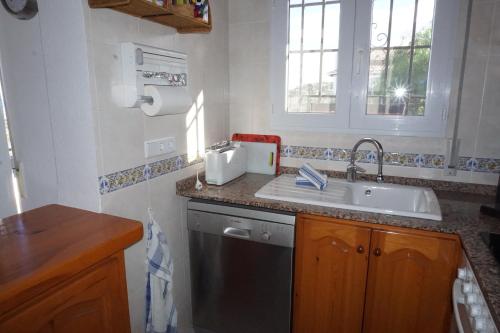 Il comprend une petite cuisine équipée d'un évier et d'un lave-vaisselle. dans l'établissement Casa Josi con vistas panorámicas en Monte Pego, à Pego