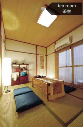 Osaka KAYA Traditional Tatami house 2-6 ppl near station and park direct to KIX airport