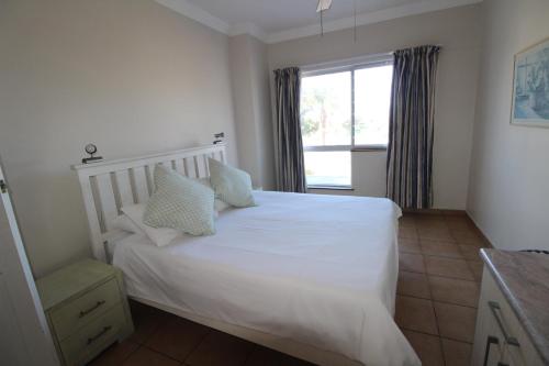 - une chambre avec un lit blanc et une fenêtre dans l'établissement Santana 107, à Margate