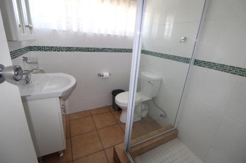 La salle de bains est pourvue de toilettes, d'un lavabo et d'une douche. dans l'établissement Santana 107, à Margate