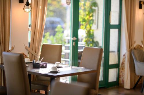 Un lugar para sentarse en Ambiente Langenhagen Hannover by Tulip Inn