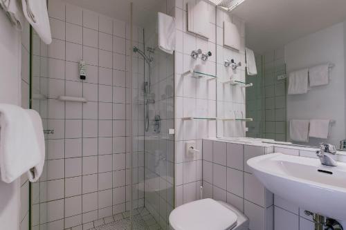 Un baño de Ambiente Langenhagen Hannover by Tulip Inn