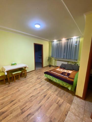 een slaapkamer met een bed en een tafel. bij Лофт in Tsjernivsi